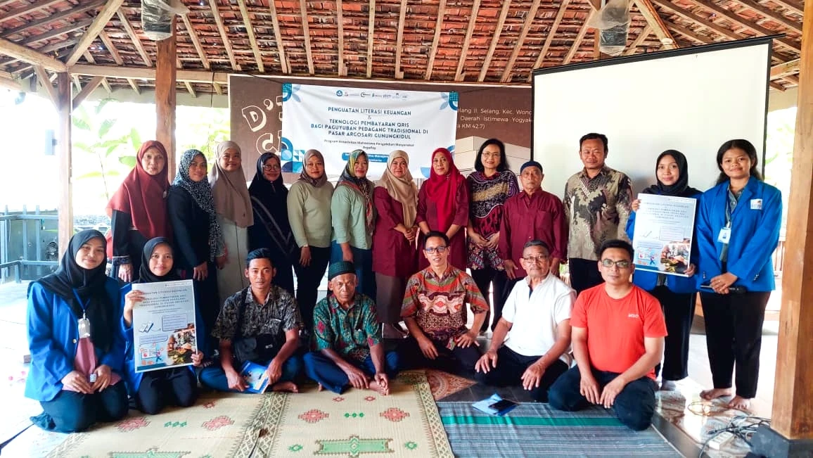Mahasiswa Tim PKM-PM STIM YKPN Yogyakarta Dorong Transformasi Digital bagi Pedagang Pasar Tradisional Argosari Gunungkidul